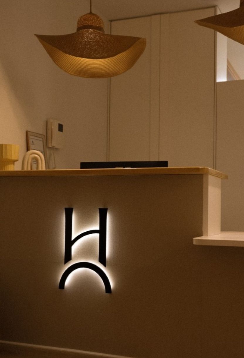 Mostrador de recepción con el logo de Havana Clinics